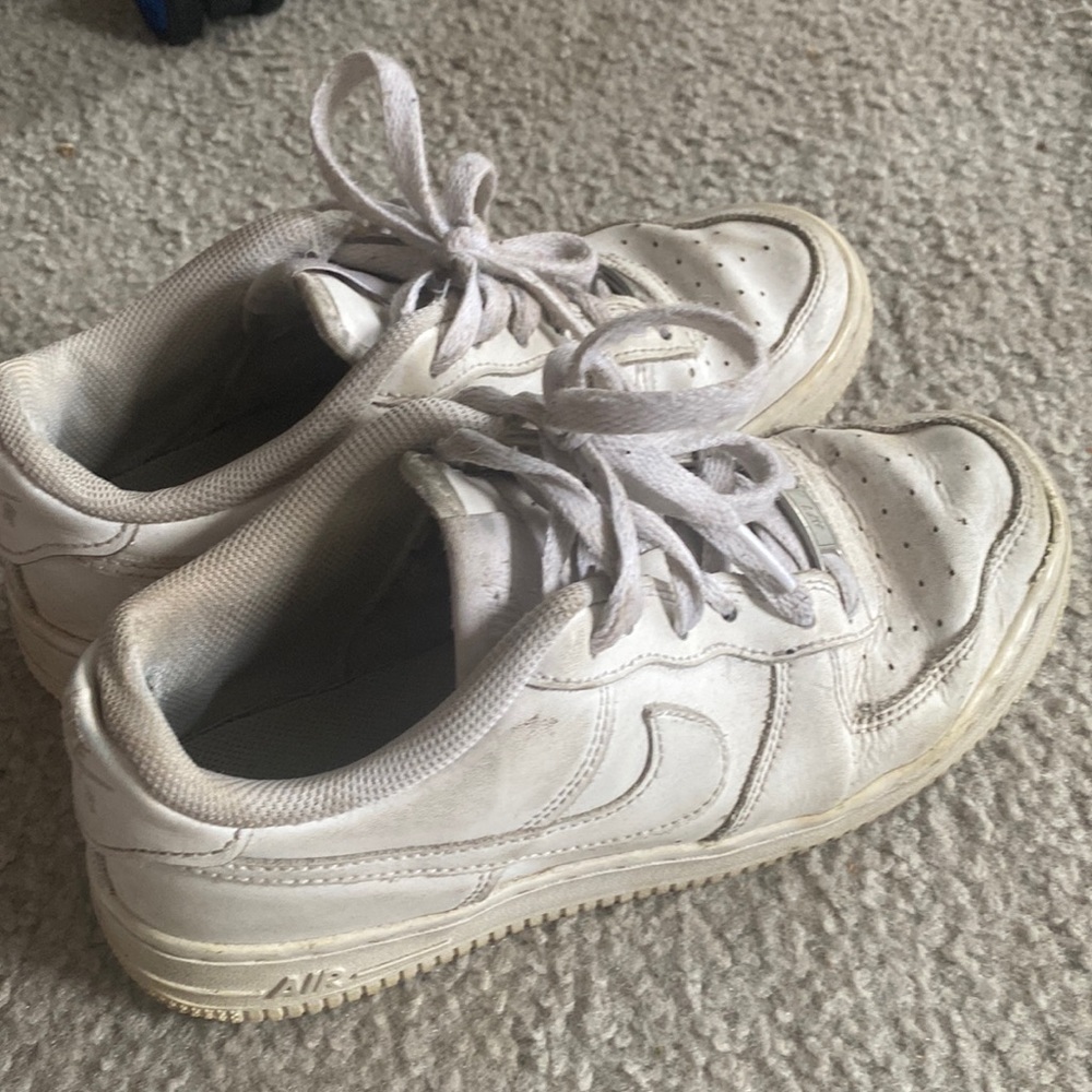 white nike shoes
